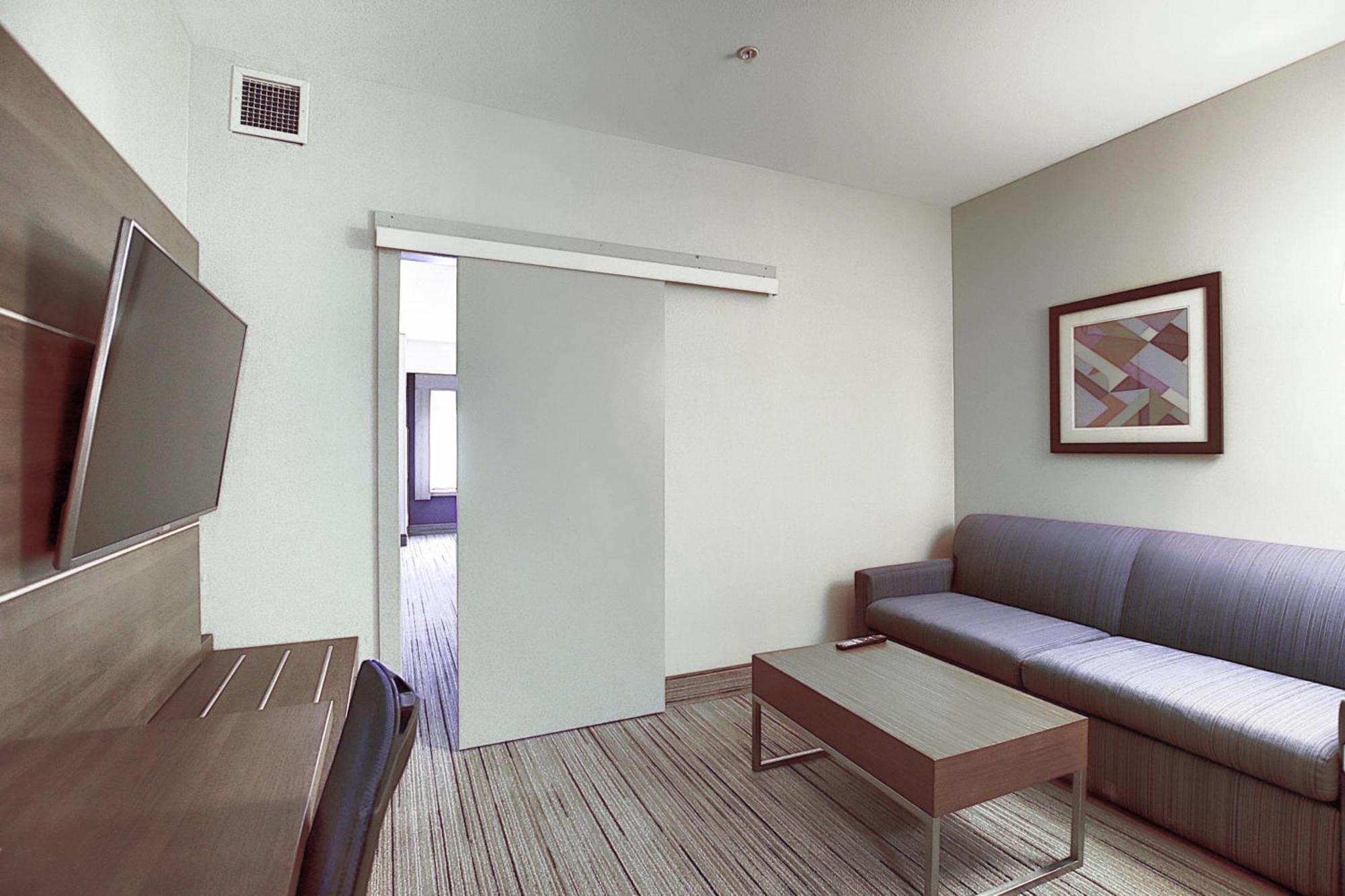 Holiday Inn Express Airport Calgary By Ihg YYC Exterior foto