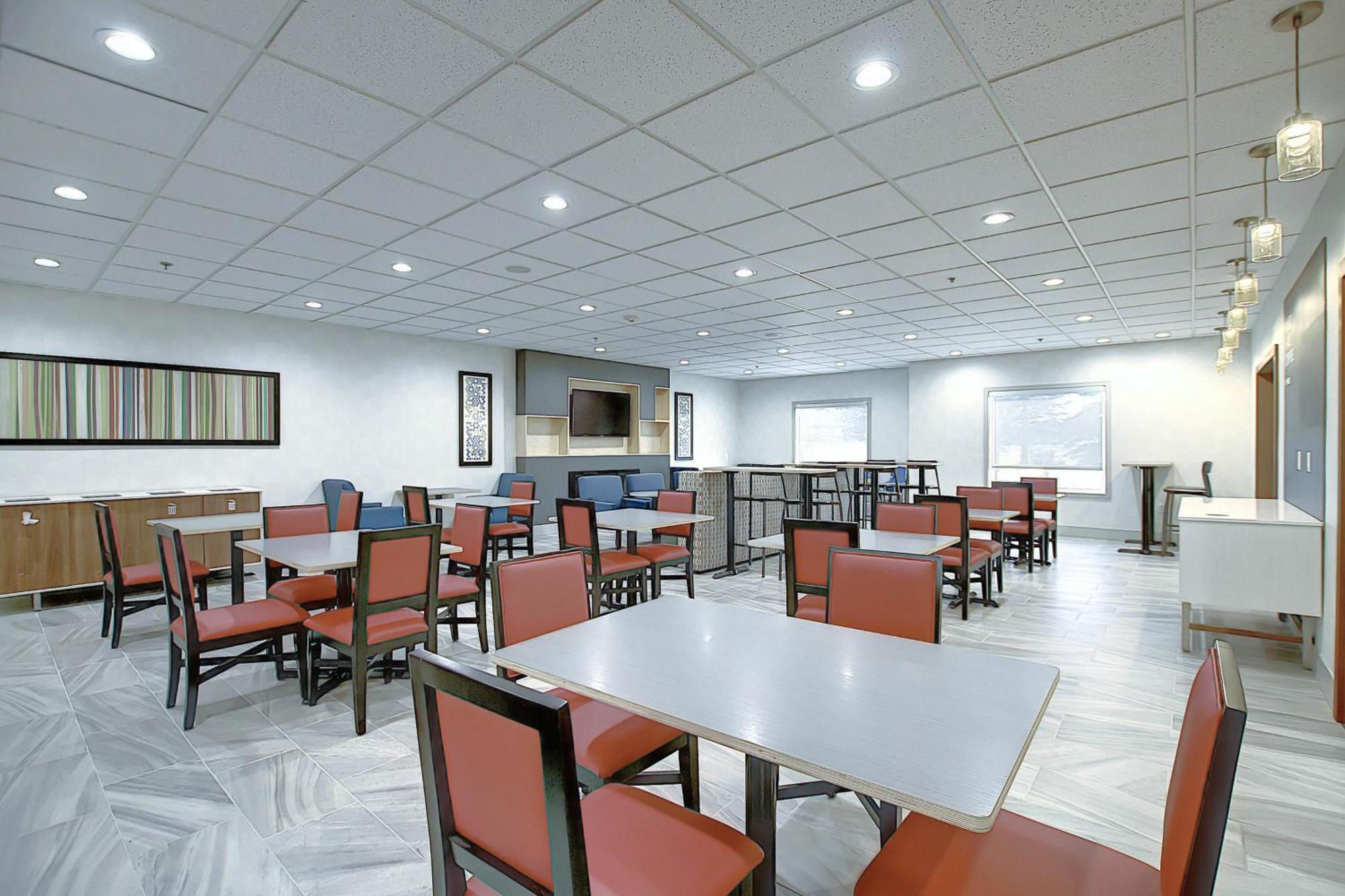 Holiday Inn Express Airport Calgary By Ihg YYC Exterior foto